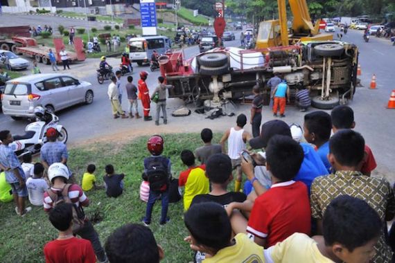 Terlalu Tajam Ambil Tikungan, BRAAKK! Truk Molen Terbalik - JPNN.COM