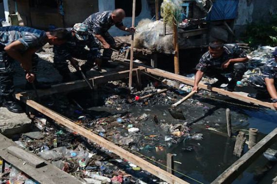 Lantamal V Bangun Jembatan Penghubung Antar Kampung - JPNN.COM