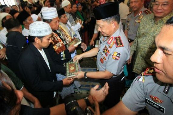 Kapolri Serahkan 1.000 Alquran dari Bank Sinarmas ke Warga Semarang - JPNN.COM