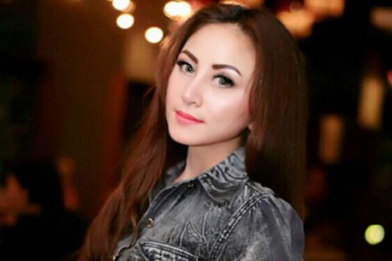 Mantan Model Ini Kepergok Malam Mingguan sama Pengacara Limbad - JPNN.COM