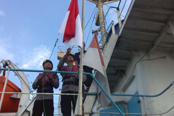 Jelang Peringatan Kemerdekaan, Bendera Usang Diturunkan - JPNN.COM