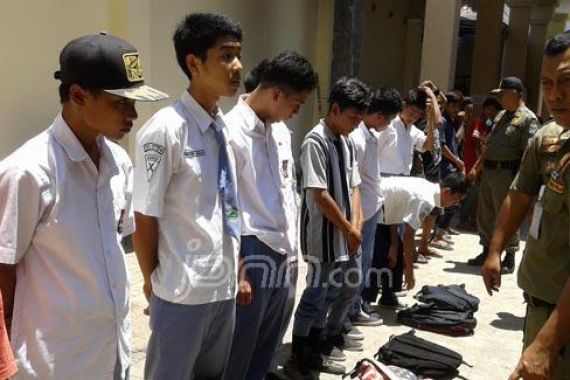 Hanya karena Bergerombol, Puluhan Pelajar Diangkut Polisi - JPNN.COM