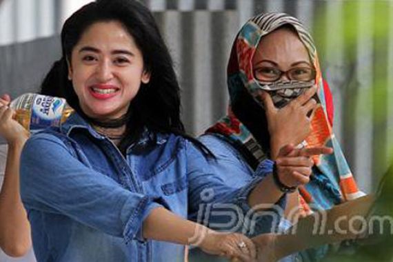 Dewi Perssik Kini Susah Ciuman - JPNN.COM