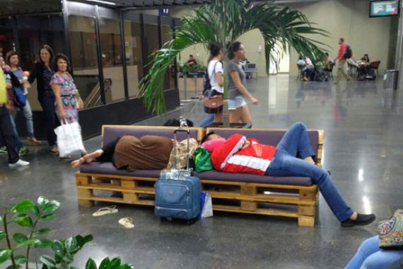 Tak Jaim, Menpora dan Istri Tidur Sekursi di Ruang Tunggu Bandara - JPNN.COM