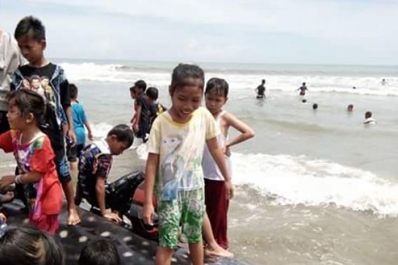 Lihat nih, Ikan Besar Terdampar di Pantai, Anak-anak sampai Naik Diatasnya - JPNN.COM