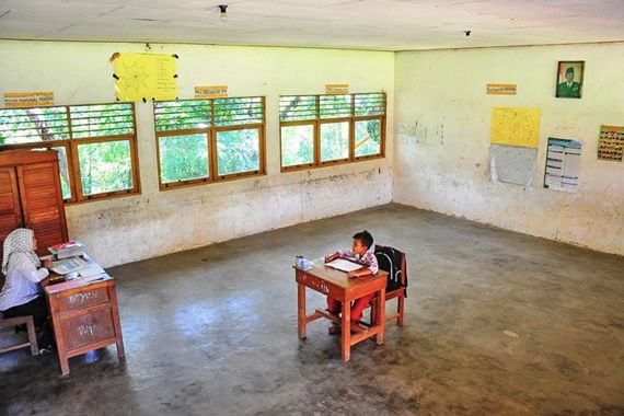 Di Kampung Teten Masduki Sekolah Roboh, di Kalsel Murid Tinggal Satu, Full Day School? - JPNN.COM