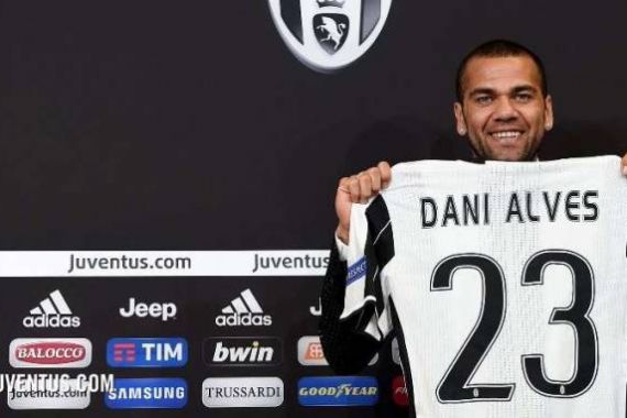 Alves: Juventus dan Barcelona Masih Satu Level - JPNN.COM