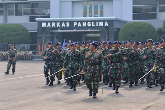 Prajurit dan PNS Markas Koarmabar Latihan Defile - JPNN.COM
