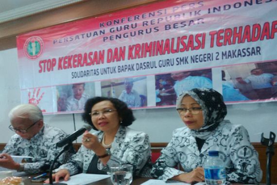 PB PGRI: Save Pak Dasrul, Save Guru Indonesia - JPNN.COM