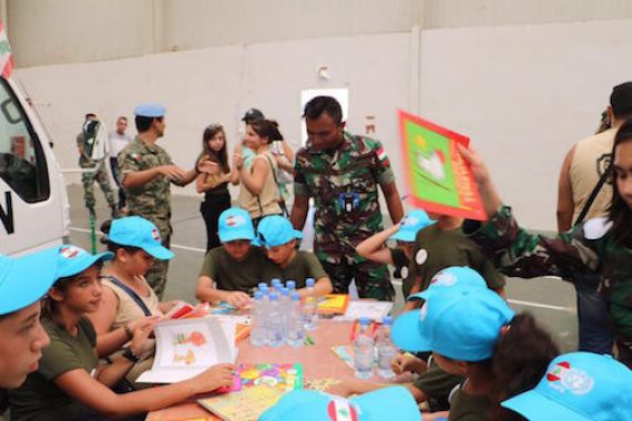 Satgas TNI Bantu Anak Yatim dari Tentara Lebanon - JPNN.COM