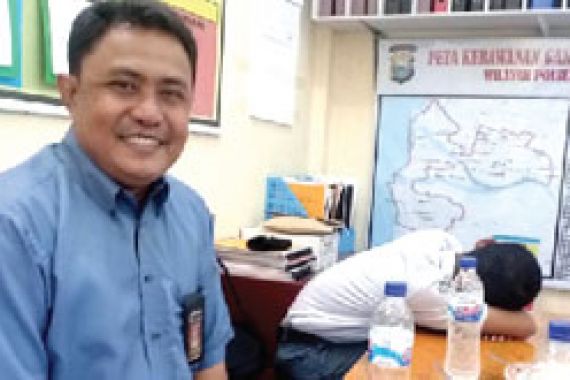 Murid Pemukul Guru Dasrul Menangis Minta Pulang dari Polsek - JPNN.COM