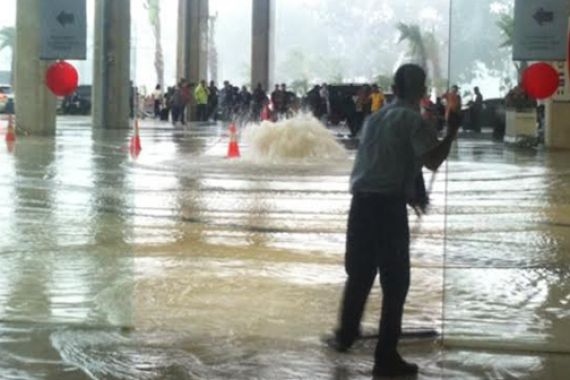 Terminal 3 Banjir, Talang Tambahan Ditargetkan Rampung Seminggu Lagi - JPNN.COM