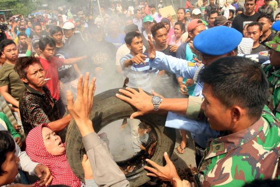 Warga Bentrok dengan TNI AU, 8 Ditembak, Dua Wartawan Dianiaya - JPNN.COM