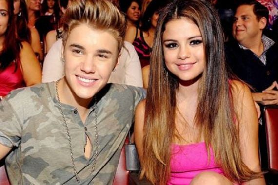 Justin Bieber dan Selena Gomez Perang di Twitter - JPNN.COM
