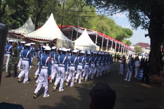 Lihat Nih Aksi Korsik TNI di Depan Istana - JPNN.COM