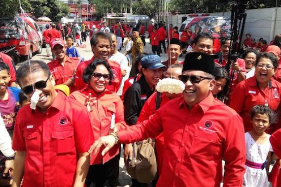 Hahaha..Sukur Nababan Mengalahkan Sekjen PDIP - JPNN.COM