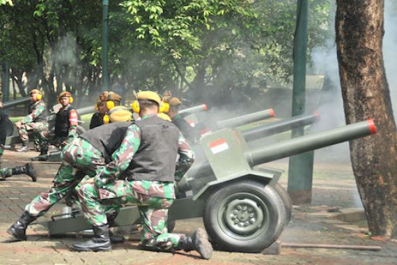DUARR…17 Kali Dentuman Meriam TNI Di Depan Istana Merdeka - JPNN.COM