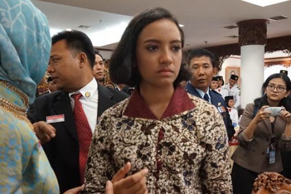 Bertemu Gloria, Jokowi: Ini yang Terkenal di TV? - JPNN.COM