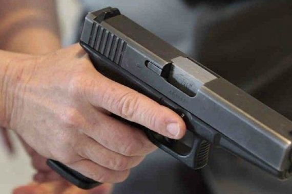 Polisi Gerebek Ibu Rumah Tangga, Pistol pun Menyalak - JPNN.COM