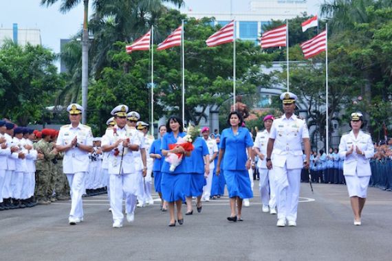 Prajurit, Pengurus Jalasenastri dan PNS Sambut Pangarmabar Baru - JPNN.COM