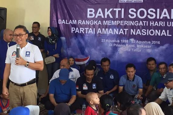 Blusukan Akhir Pekan, Ketum PAN Bagi-bagi Sembako di Pinggiran Jakarta - JPNN.COM