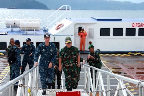 Kapuskes TNI Kunjungi Kapal Rumah Sakit AS di Perairan Bungus Padang - JPNN.COM