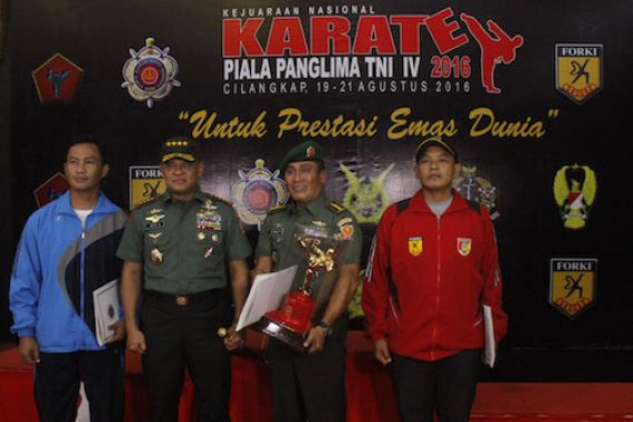 Mabes TNI AD Raih Juara Umum Kejurnas Karate Piala Panglima TNI - JPNN.COM