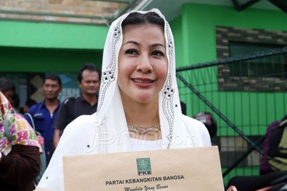 Ckckck...Wanita Emas Senang Bang Ruhut Dipecat Pak SBY - JPNN.COM