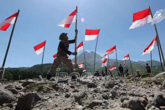 Kemeriahan HUT RI Siloam Group, Bangga Kibarkan Merah Putih di Puncak Gunung - JPNN.COM