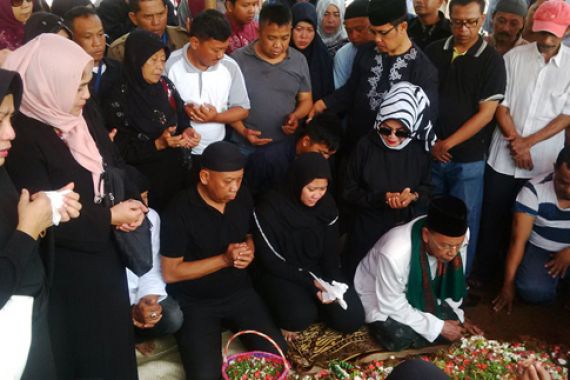 Isak Tangis pun Pecah Kala Jenazah Istri Tukul Tiba di Pemakaman - JPNN.COM