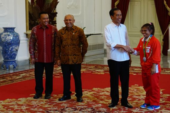 Sri Wahyuni Langsung Cium Tangan Jokowi - JPNN.COM