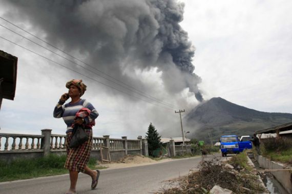 Gunung Sinabung Bergejolak, Luncurkan 19 Kali Awan Panas Guguran - JPNN.COM
