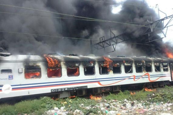 Kereta Api Terbakar di Tanjung Priok - JPNN.COM