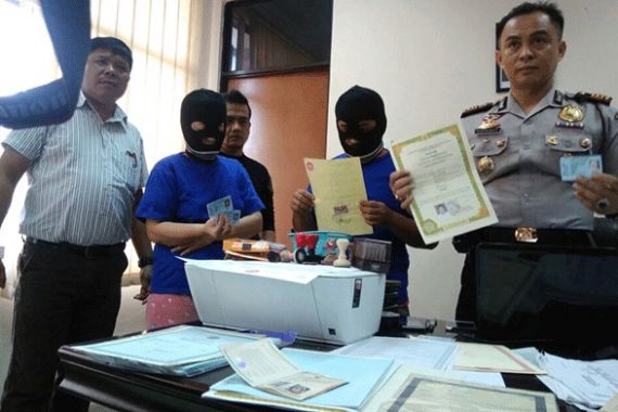 Pemalsu Ribuan Dokumen Akhirnya Dibekuk Polisi - JPNN.COM