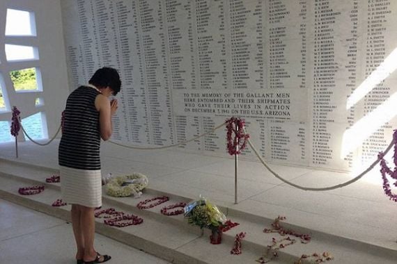 Istri PM Jepang Beri Penghormatan Pada Para Korban Serangan di Pearl Harbor - JPNN.COM