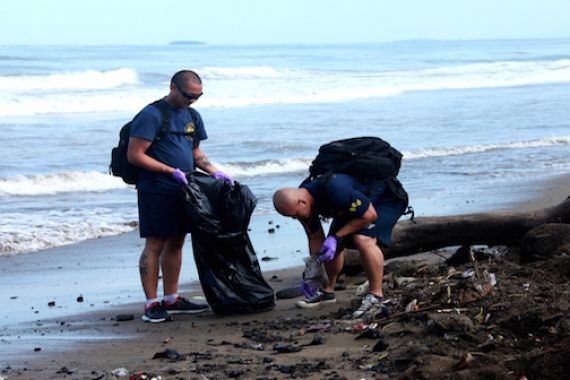 Personel TNI dan Angkatan Laut AS Gelar Aksi Bersih di Pantai Padang - JPNN.COM
