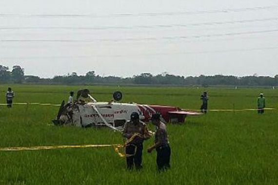 Pesawat Cessna Jatuh ke Sawah, Badannya Terbalik, Rodanya di Atas - JPNN.COM
