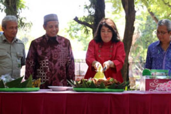 Satu Abad Kebun Binatang Surabaya, Hanya Potong Tumpeng - JPNN.COM