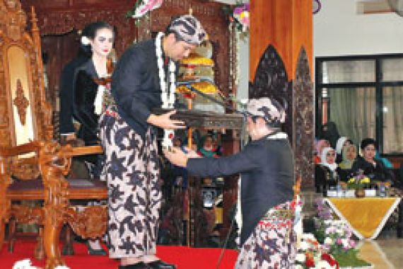 Eh Pak Bupati Ganteng Kagok Berpidato Jawa - JPNN.COM