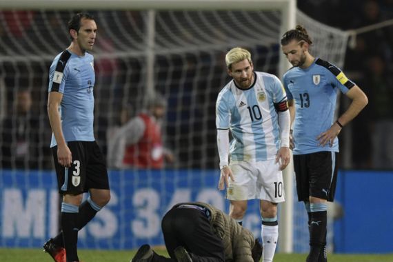 Argentina 1-0 Uruguay: Seorang Fans Berlutut dan Ingin Cium Kaki Messi - JPNN.COM