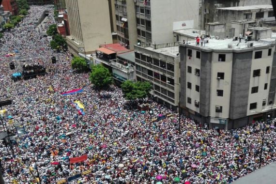 Lihat! Demo Terbesar 10 Tahun Terakhir, 1 Juta Massa Tuntut Presiden Mundur - JPNN.COM