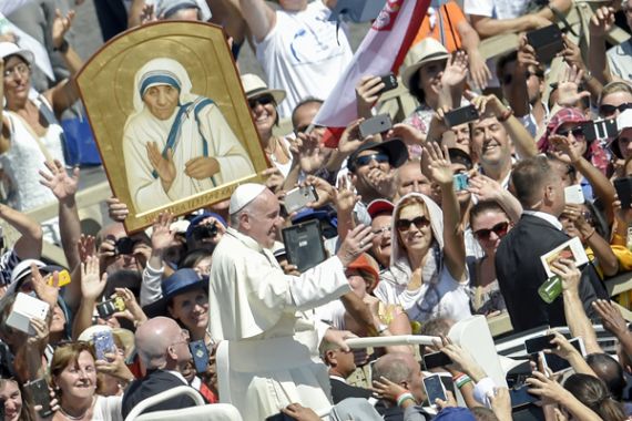 Paus Resmi Nobatkan Bunda Teresa sebagai Orang Suci - JPNN.COM