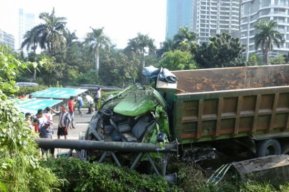 PERINGATAN! Truk Hantam Rambu di Jalan Tol, Arus ke Tangerang Ditutup - JPNN.COM
