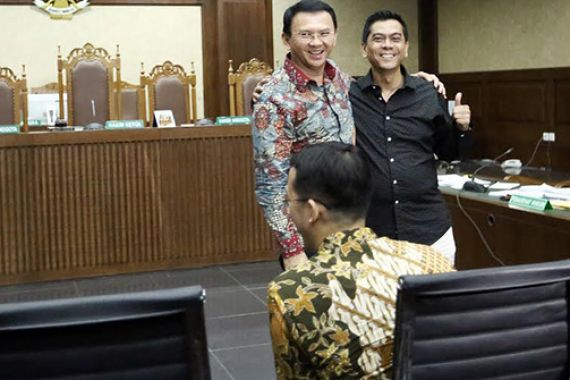 Keakraban Ahok dan Bang Uci di Ruang Sidang Pengadilan Tipikor - JPNN.COM