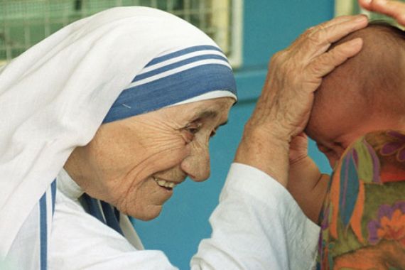 Paus Nobatkan Bunda Teresa sebagai Santa - JPNN.COM