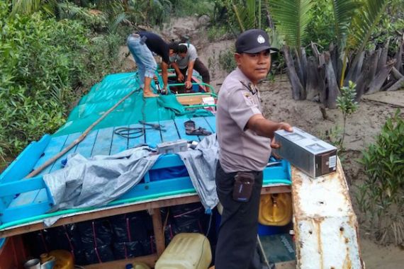 Polisi Amankan Kapal Bermuatan 3.500 Botol Miras dan Rokok Ilegal - JPNN.COM