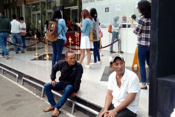 Calo Asyik Banget Jualan di Depan Ticket Box D'Essentials of Groove - JPNN.COM