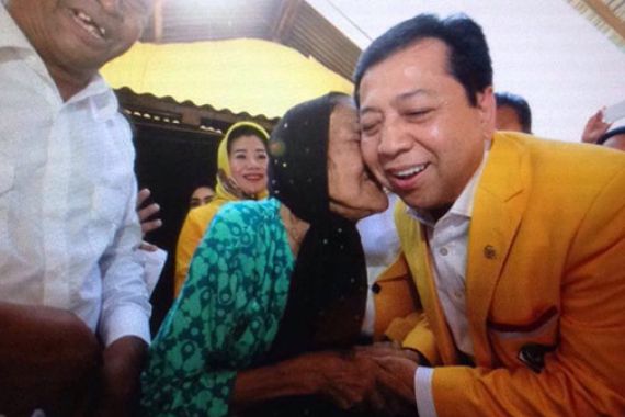 Ihiiiy...Setya Novanto Dapat Hadiah Kecupan dari Nenek 97 Tahun - JPNN.COM