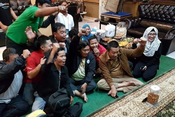 Nobar Timnas di Rumah Menpora: Tak Ada TV, Smartphone Pun Jadi - JPNN.COM