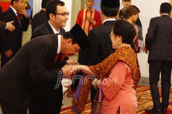 Usai Dilantik, Budi Gunawan Langsung Cium Tangan Megawati - JPNN.COM